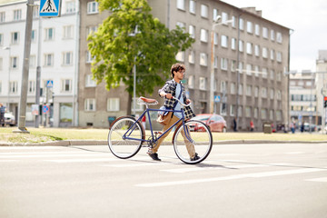 Fototapeta na wymiar young man with fixed gear bicycle on crosswalk