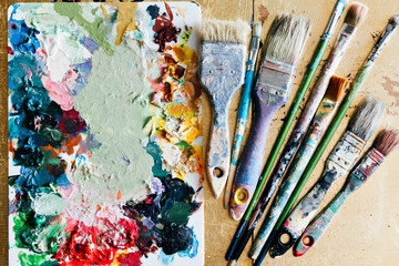 Obraz premium Brushes with palette in the creative background. Colorful element.