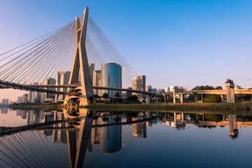Deurstickers Brazilië De Octavio Frias de Oliveira-brug in Sao Paulo is het oriëntatiepunt van de stad