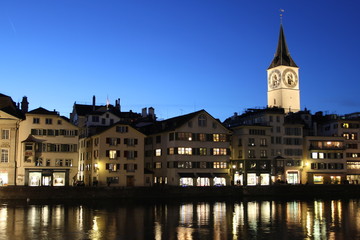 Fototapeta na wymiar St Peter Zürich am Abend zur blauen Stunde