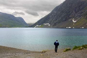 Fototapeta na wymiar Норвегия. фьорд Гейрангер. Горное озеро.