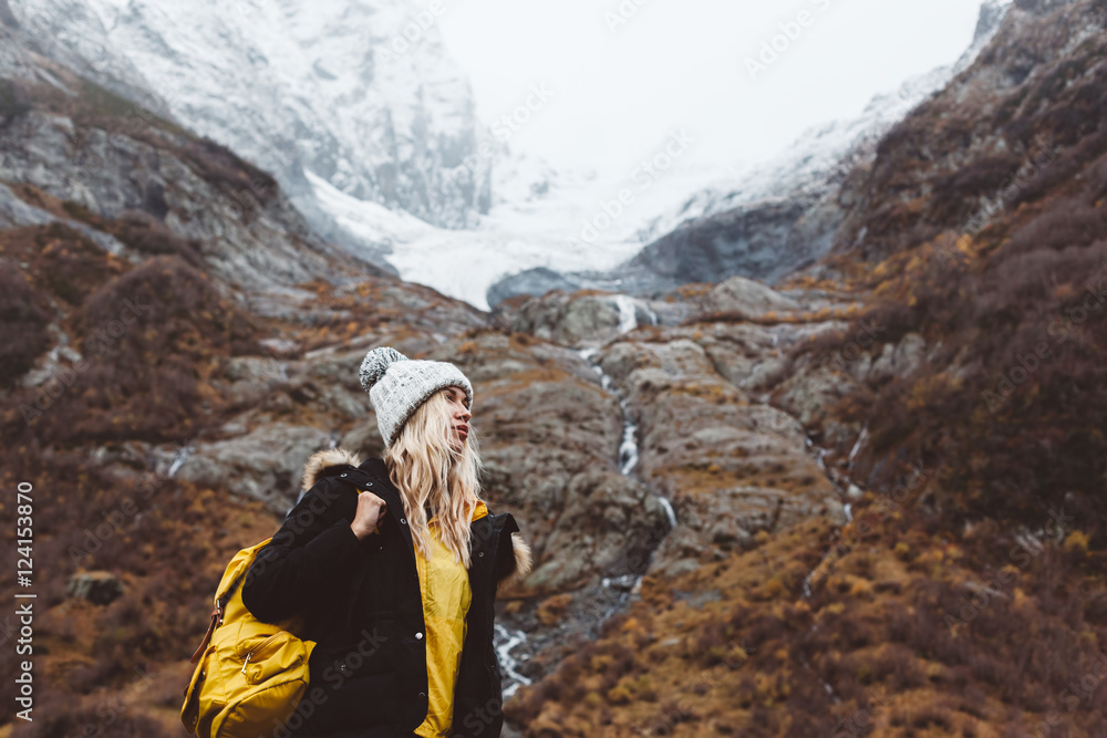 Wall mural Traveling in mountains