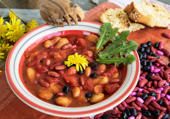 Bohneneintopf mit frischen Löwenzahnblättern 