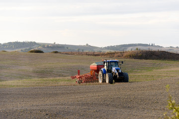 Trecker bei der Bodenverarbeitung