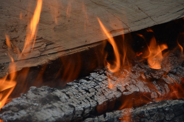 Flamme eines brennenden Holzscheits