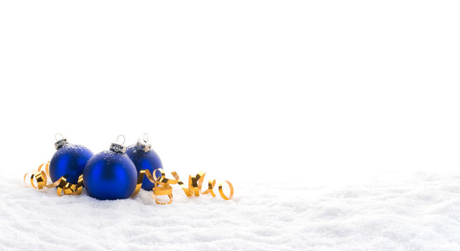 Drei blaue Weihnachtskugeln und goldenes Schleifenband im Schnee, Panorama