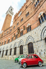 Siena Campanile mit drei Fiat 500 tricolore
