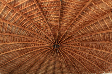 Деревянный купол рынка изнутри