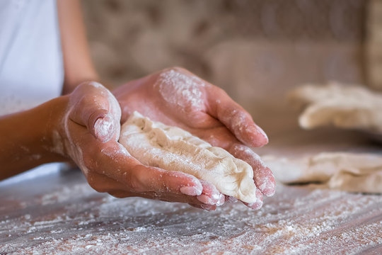 homemade cakes of the dough in the women's hands