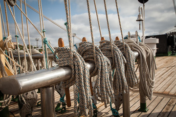 Obraz premium ropes on an old vessel, sailing