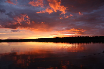 Красный закат над озером.