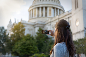 Junge Touristin macht Fotos von der St. Pauls Kathedrale in London