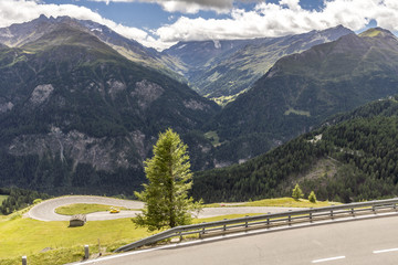 Fototapeta na wymiar Traumhafte Aussicht auf der Panoramastraße in den Bergen