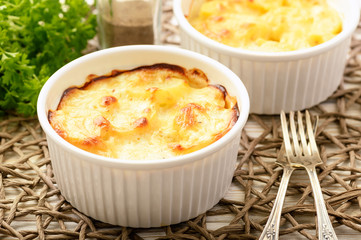 Casserole with chicken, potatoes, leek and cheese.