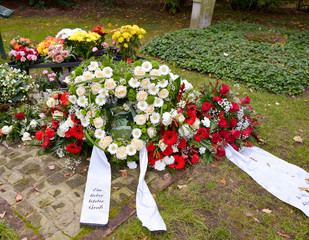 Kranz in Herzform mit Schleife © Blende8