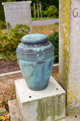 Urne mit schöner Patina © Blende8