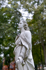 Eine Frau schaut zum Himmel