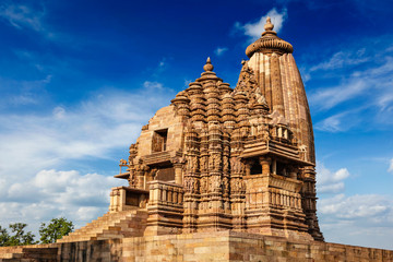 Temples célèbres de Khajuraho avec des sculptures, Inde