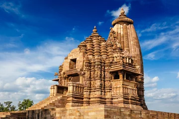 Crédence de cuisine en verre imprimé Inde Temples célèbres de Khajuraho avec des sculptures, Inde