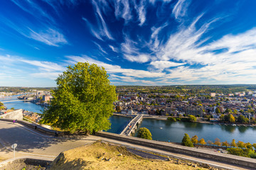 Widok z lotu ptaka miasto Namur i Meuse rzeka, Belgia - 124170491
