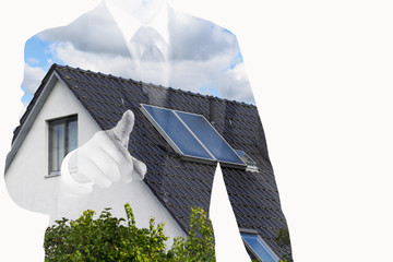 Dach mit Solaranlage und halbtranzparentem Berater auf weißem Hintergrund