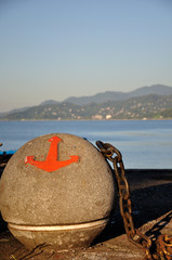 Kula z kotwicą stojąca na nabrzeżu w Batumi - Gruzja - obrazy, fototapety, plakaty