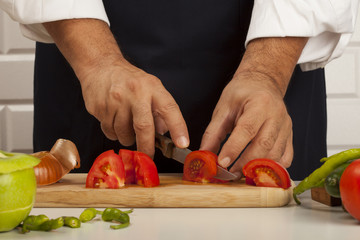 ahçı mutfakta yemek hazırlıyor