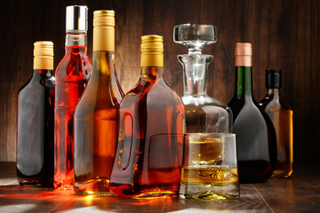 Flaschen mit verschiedenen alkoholischen Getränken