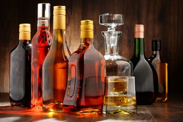Crédence de cuisine en verre imprimé Alcool Bouteilles de boissons alcoolisées assorties