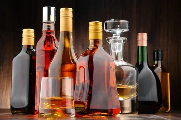 Photo sur Plexiglas Bar Bottles of assorted alcoholic beverages