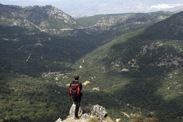 Fototapeta na wymiar senderista que observa con relajación el valle del pinsapar de Grazalema, Andalucía