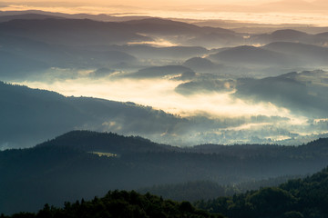 Świt w górach, Widok z Gorca na Krościenko nad Dunajcem, i Beskid Sądecki. Mgła w dolinie dunajca © Piotr Szpakowski