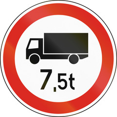 Road sign used in Hungary - No lorries weighing more than 7,5 tons