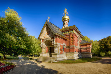 Fototapeta na wymiar Russisch-Orthodoxe Kapelle im Kurpark von Bad Homburg von der Höhe