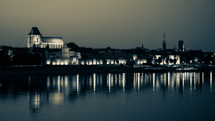 panorama miasta przy rzece