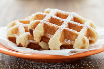 Waffeln mit Puderzucker 