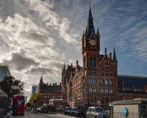 Foto op Plexiglas Exterior shot of St Pancras international train and underground station with a red bus and black cab taxi in London, England, UK © Victor Moussa