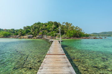 Obraz premium Wooden bridge on sea for entry to the beautiful island at Koh Kood, Thailand.