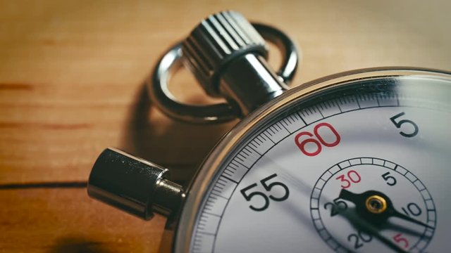 Chronom&egrave;tre faisant bouger et tourner ses aiguilles au rythme de la musique
