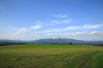 Obraz premium 収穫後の牧草地と秋の空