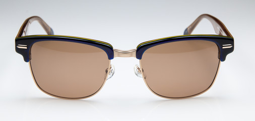 Retro sunglasses with brown lenses