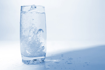 the water pouring in transparent glass with bubbles of air