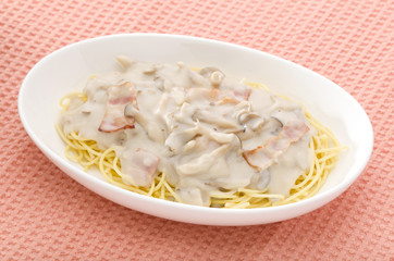 キノコのクリームパスタ