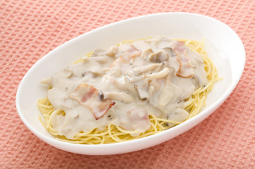 キノコのクリームパスタ