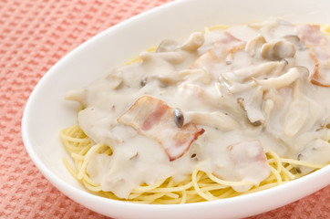 キノコのクリームパスタ