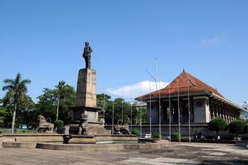 Fototapeta na wymiar The monument to the first Prime Minister of Sri Lanka Senanayake, don Stephen in the city of Colombo.
