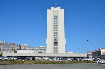 	Здание краевой Администрации и площадь Борцов революции во Владивостоке