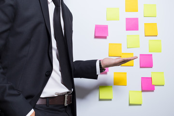 Businessman show a notepaper