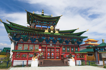 На ступенях буддистского храма