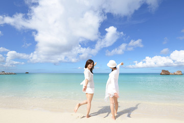 南国沖縄の美しいビーチで遊ぶ女性